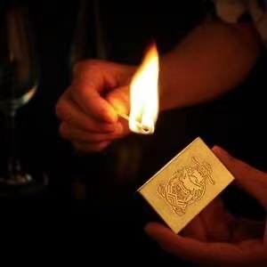 Come accendere un sigaro con le fiammiferi: un tocco tradizionale che usa Strike-on-Box fiammiferi di carta vetrata